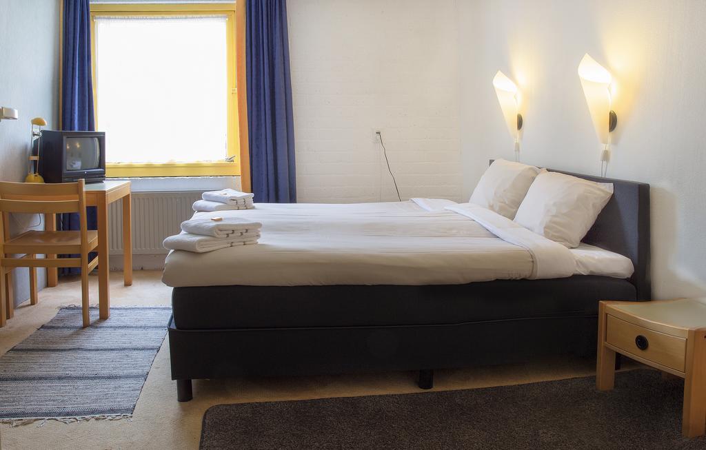 Hotel Restaurant 'De Oorsprong' Sint Nicolaasga ภายนอก รูปภาพ