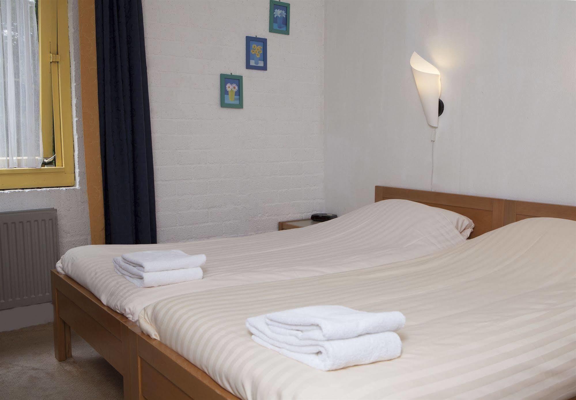 Hotel Restaurant 'De Oorsprong' Sint Nicolaasga ภายนอก รูปภาพ