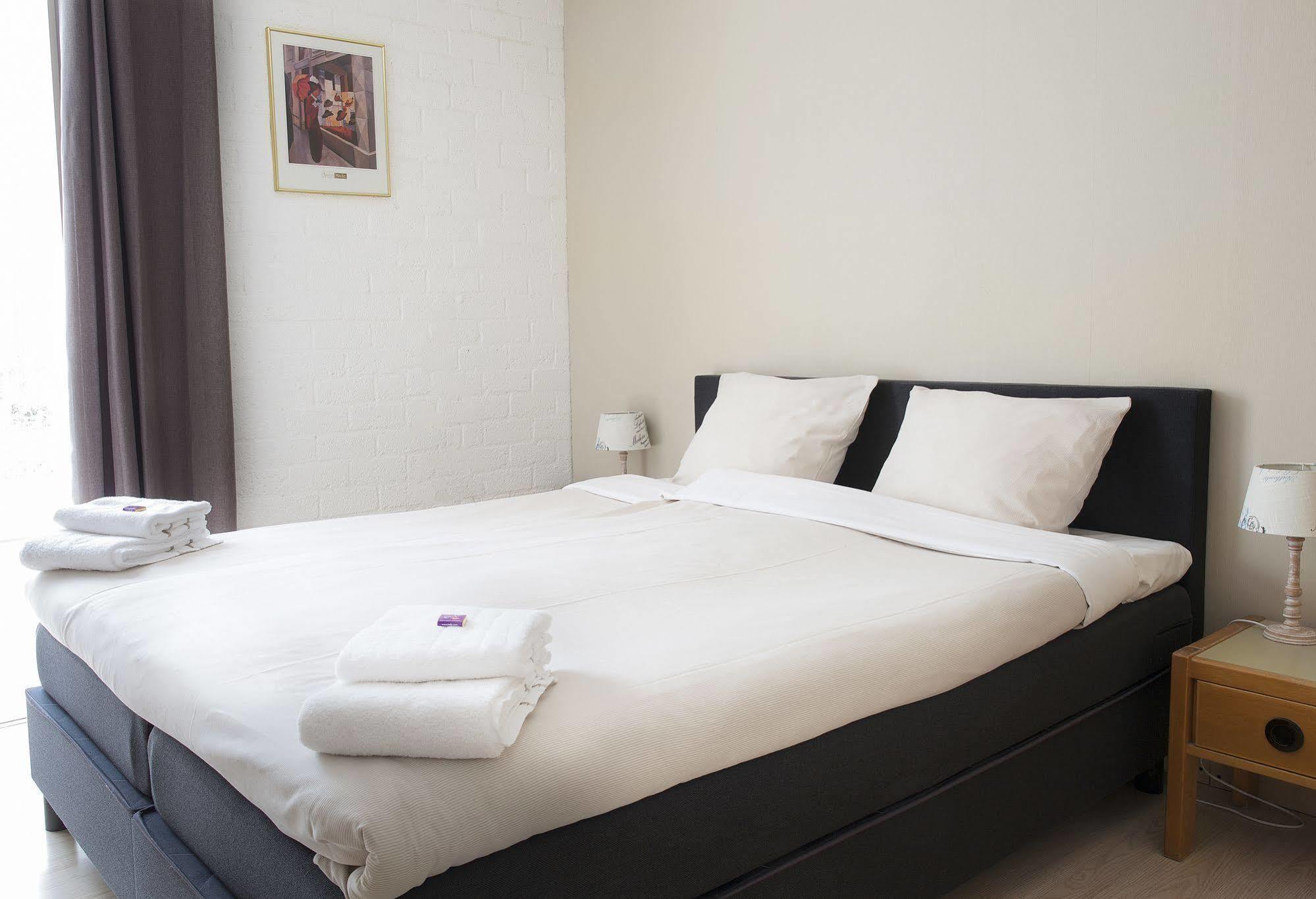 Hotel Restaurant 'De Oorsprong' Sint Nicolaasga ภายนอก รูปภาพ